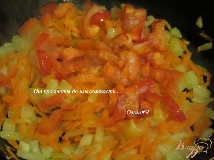 Фото приготовление рецепта: Заливной пирог с курицей и морковью шаг №2