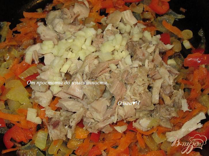 Фото приготовление рецепта: Заливной пирог с курицей и морковью шаг №3