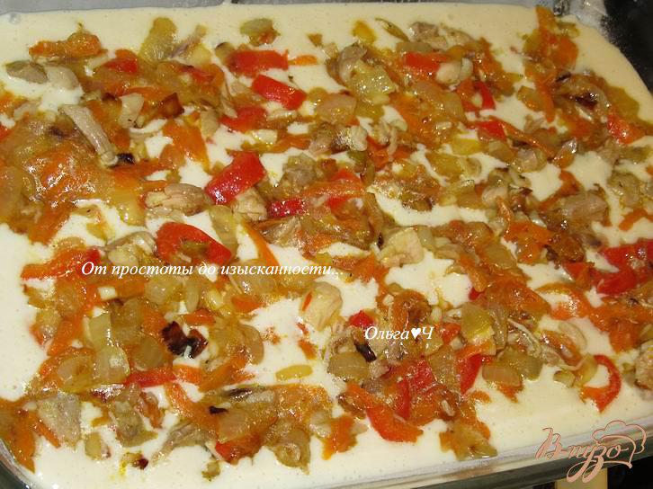 Фото приготовление рецепта: Заливной пирог с курицей и морковью шаг №6