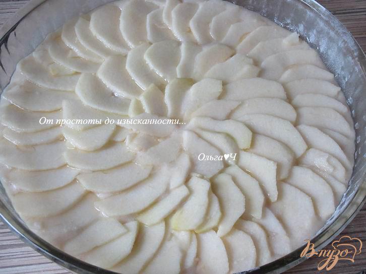 Фото приготовление рецепта: Манный пирог с яблоками шаг №4