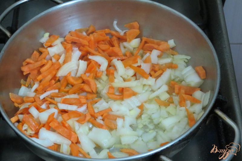 Фото приготовление рецепта: Суп с плавлеными сырками и молодой капустой шаг №3