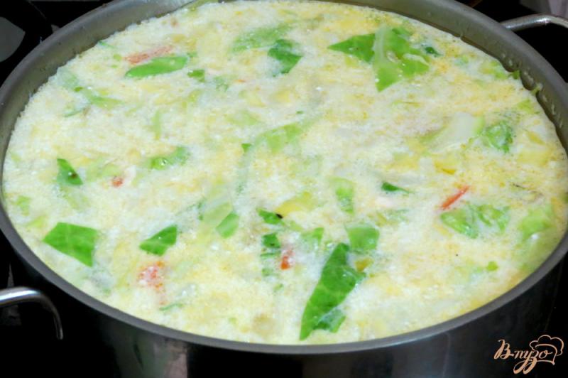 Фото приготовление рецепта: Суп с плавлеными сырками и молодой капустой шаг №6