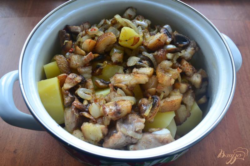 Фото приготовление рецепта: Отварной картофель с салом и грибами шаг №5