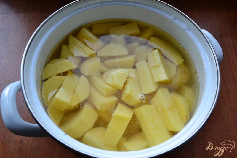 Фото приготовление рецепта: Отварной картофель с салом и грибами шаг №1