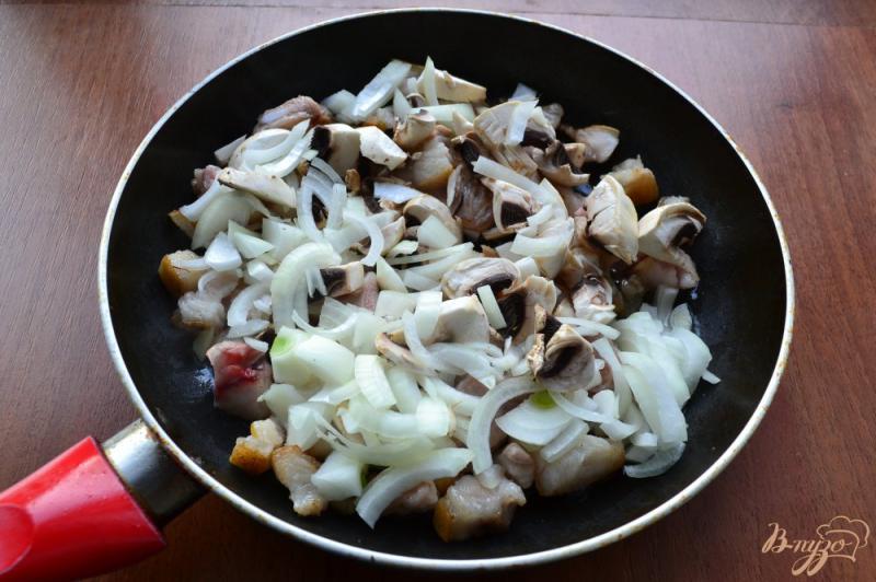 Фото приготовление рецепта: Отварной картофель с салом и грибами шаг №3