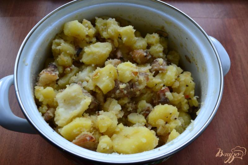 Фото приготовление рецепта: Отварной картофель с салом и грибами шаг №6