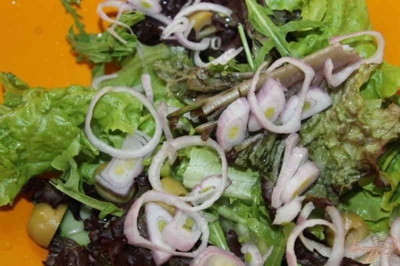 Фото приготовление рецепта: Греческий салат с луком - шалот шаг №4