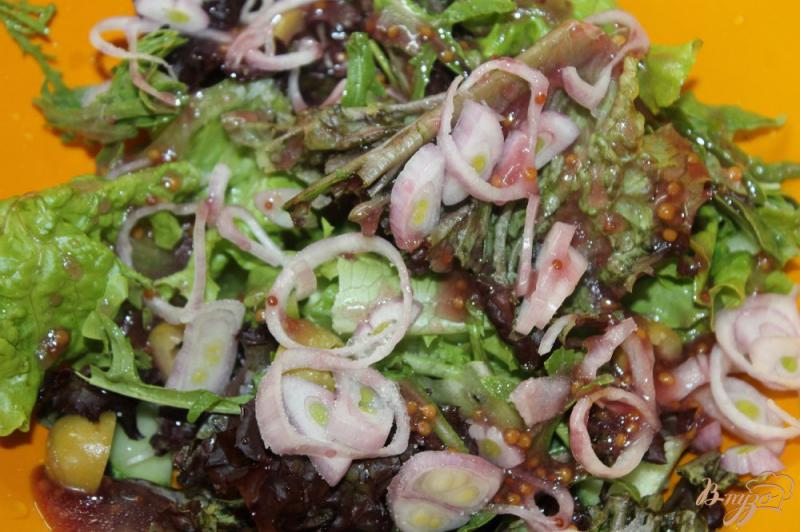 Фото приготовление рецепта: Греческий салат с луком - шалот шаг №6