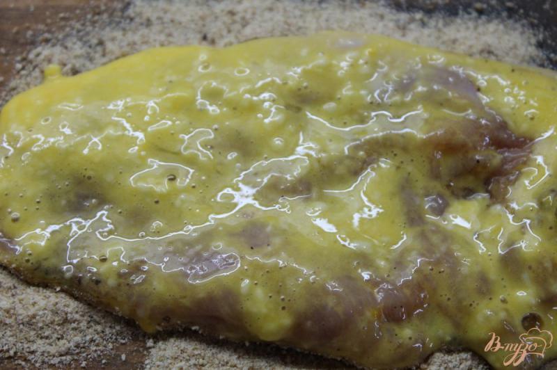 Фото приготовление рецепта: Куриная отбивная в хлебной панировке с помидорами шаг №4