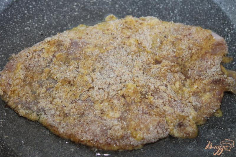 Фото приготовление рецепта: Куриная отбивная в хлебной панировке с помидорами шаг №5