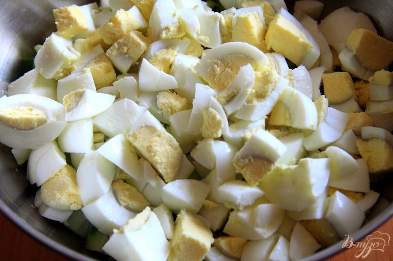 Фото приготовление рецепта: Салат «Весенний» с редисом, огурцами и яйцами шаг №2