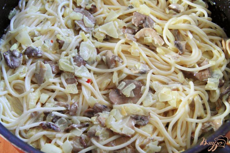 Фото приготовление рецепта: Спагетти с грибным соусом шаг №8
