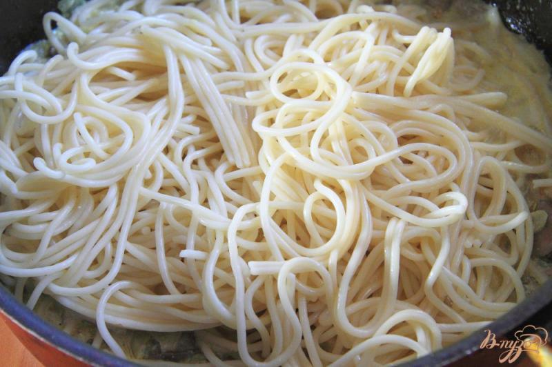 Фото приготовление рецепта: Спагетти с грибным соусом шаг №7
