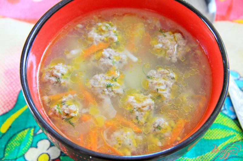 Фото приготовление рецепта: Суп с фрикадельками и макаронами шаг №8