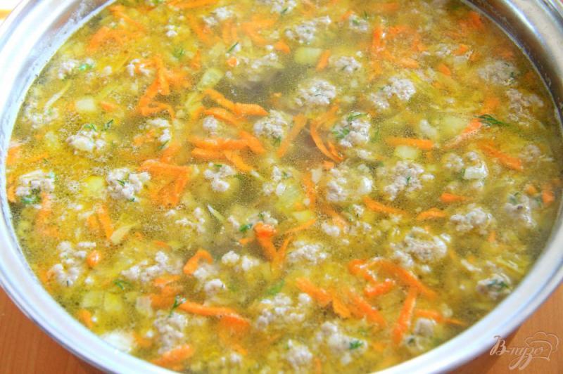 Фото приготовление рецепта: Суп с фрикадельками и макаронами шаг №7