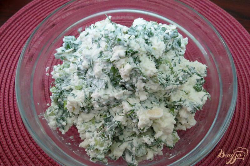 Фото приготовление рецепта: Салат из творога с зелёным луком шаг №7