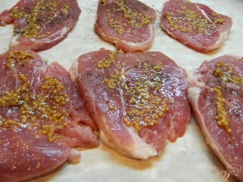 Фото приготовление рецепта: Отбивные из свинины маринованные в горчице с зеленью шаг №2