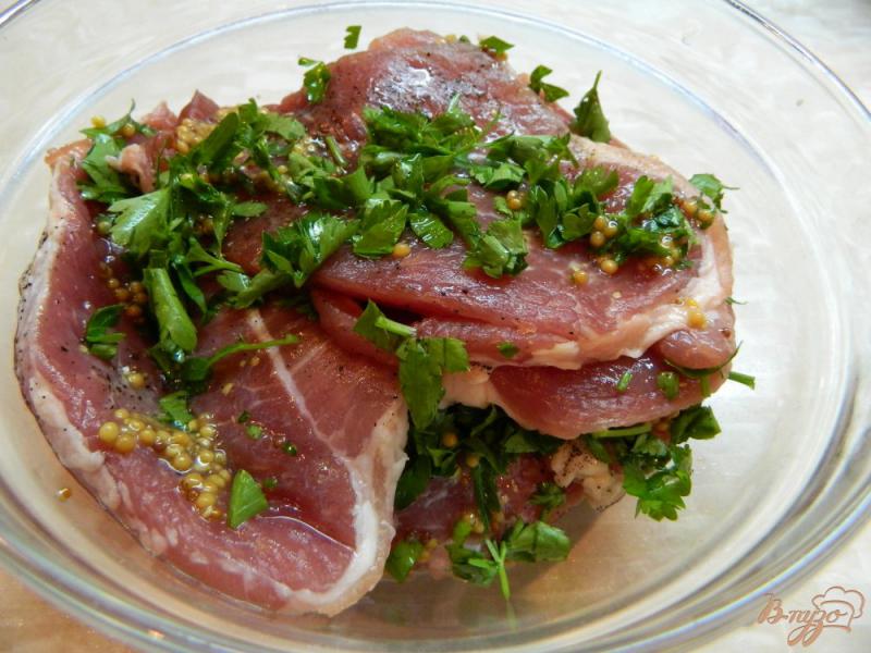 Фото приготовление рецепта: Отбивные из свинины маринованные в горчице с зеленью шаг №3
