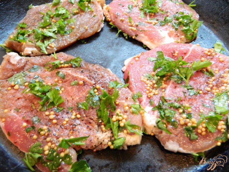 Фото приготовление рецепта: Отбивные из свинины маринованные в горчице с зеленью шаг №4