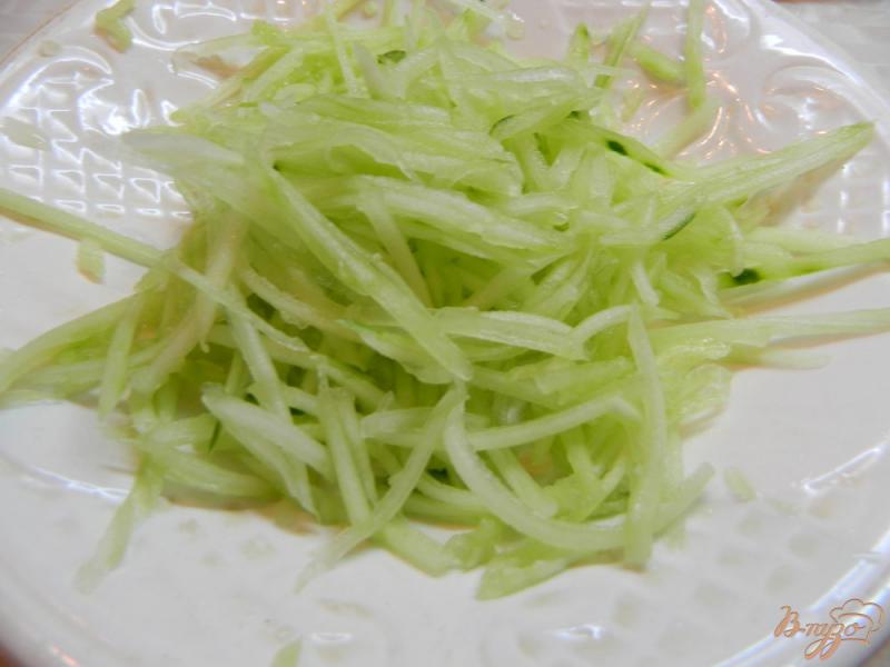 Фото приготовление рецепта: Салат из капусты с молодым чесноком, свежим огурцом и кукурузой шаг №2