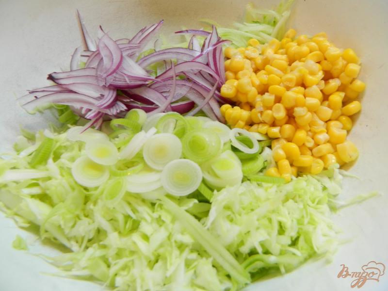 Фото приготовление рецепта: Салат из капусты с молодым чесноком, свежим огурцом и кукурузой шаг №5