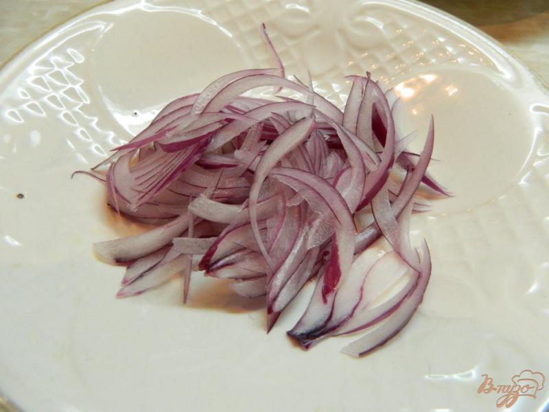 Фото приготовление рецепта: Салат из капусты с молодым чесноком, свежим огурцом и кукурузой шаг №4