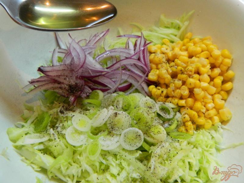 Фото приготовление рецепта: Салат из капусты с молодым чесноком, свежим огурцом и кукурузой шаг №6