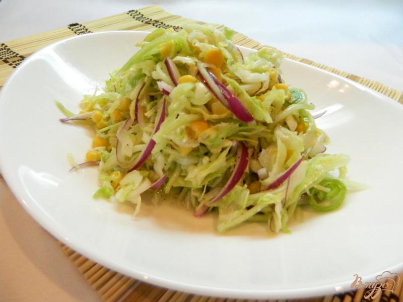 Фото приготовление рецепта: Салат из капусты с молодым чесноком, свежим огурцом и кукурузой шаг №7