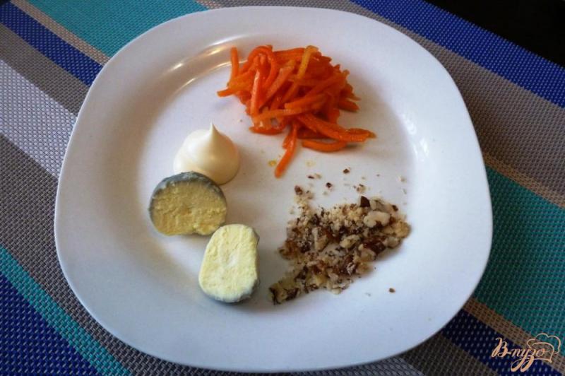 Фото приготовление рецепта: Яйца, фаршированные орехами и морковью по-корейски шаг №1