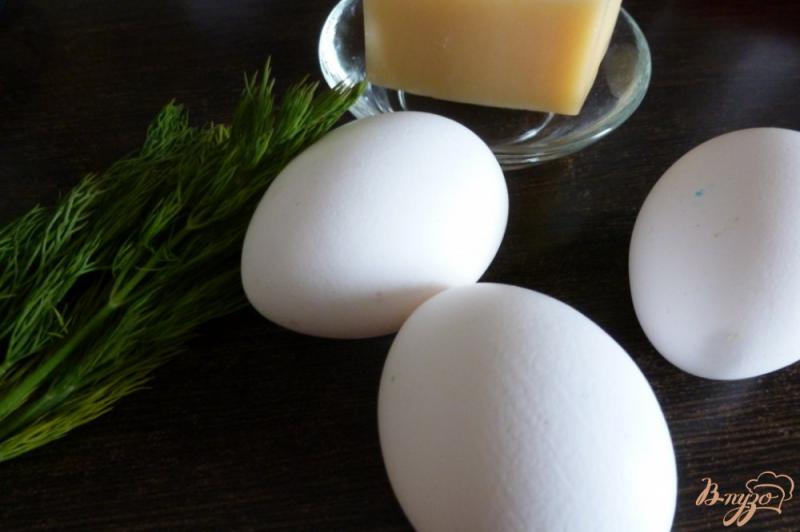 Фото приготовление рецепта: Полосатый  завтрак из яиц шаг №1