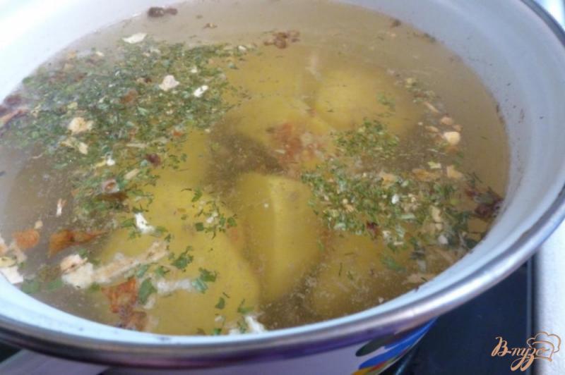 Фото приготовление рецепта: Картофельный суп с куриной печенью шаг №4