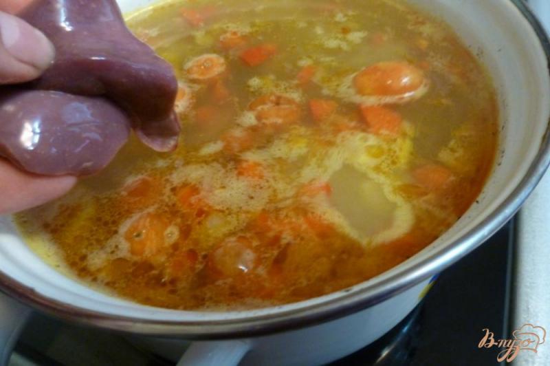 Фото приготовление рецепта: Картофельный суп с куриной печенью шаг №8