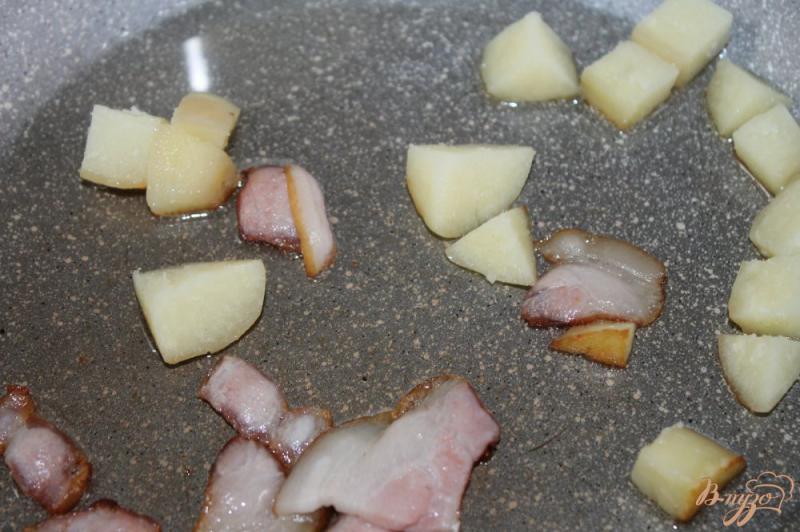 Фото приготовление рецепта: Картофельный салат с беконом и сыром шаг №1