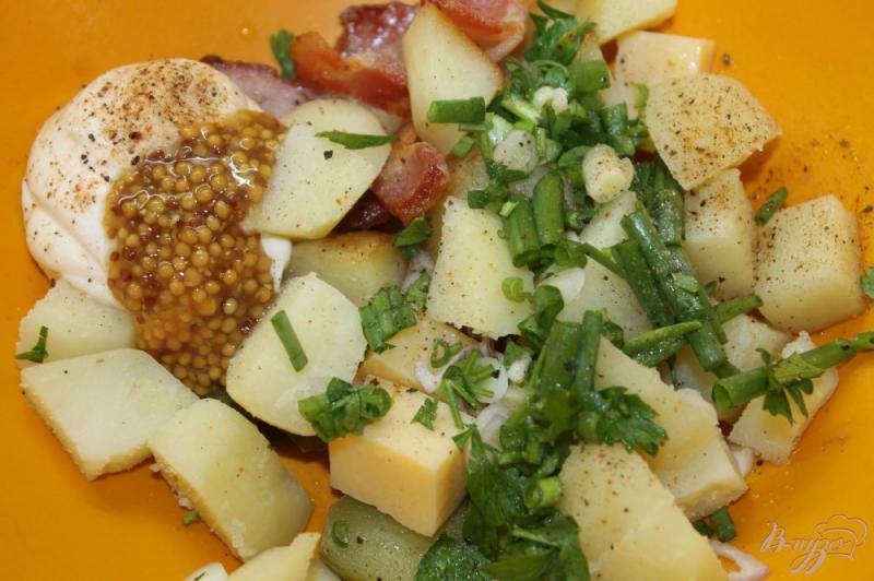 Фото приготовление рецепта: Картофельный салат с беконом и сыром шаг №4