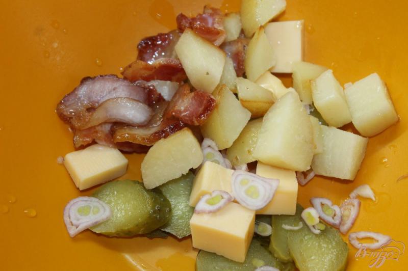 Фото приготовление рецепта: Картофельный салат с беконом и сыром шаг №3