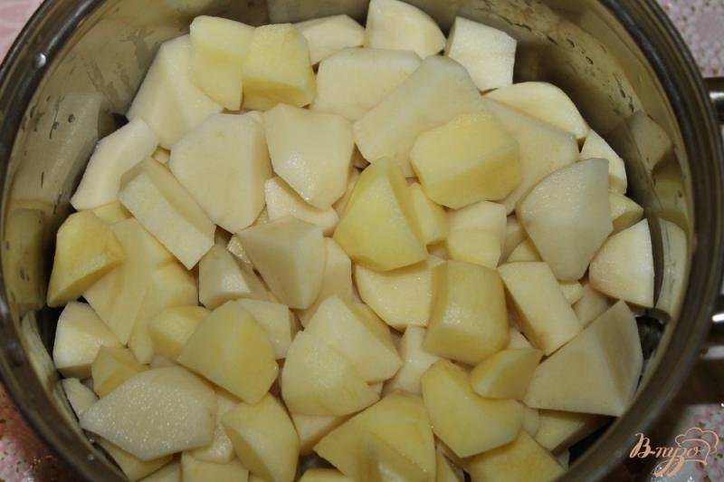Фото приготовление рецепта: Тушенный картофель с грибами, перцем и куриным мясом шаг №1