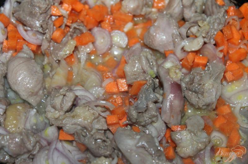Фото приготовление рецепта: Тушенный картофель с грибами, перцем и куриным мясом шаг №2