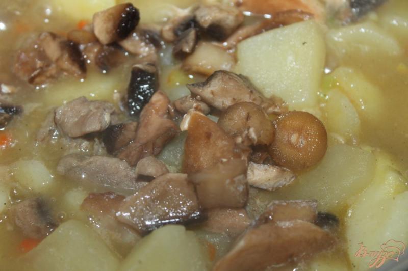 Фото приготовление рецепта: Тушенный картофель с грибами, перцем и куриным мясом шаг №5