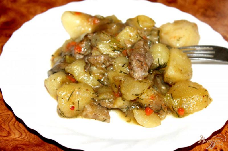 Фото приготовление рецепта: Тушенный картофель с грибами, перцем и куриным мясом шаг №6