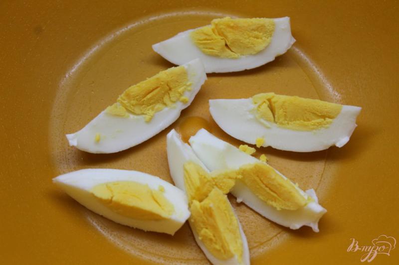 Фото приготовление рецепта: Салат с редисом, яйцом и сыром шаг №1