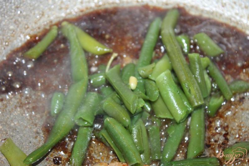 Фото приготовление рецепта: Теплый салат со свининой и спаржевой фасолью шаг №3