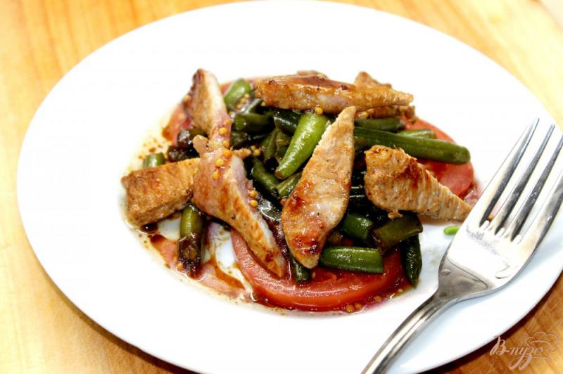 Фото приготовление рецепта: Теплый салат со свининой и спаржевой фасолью шаг №6