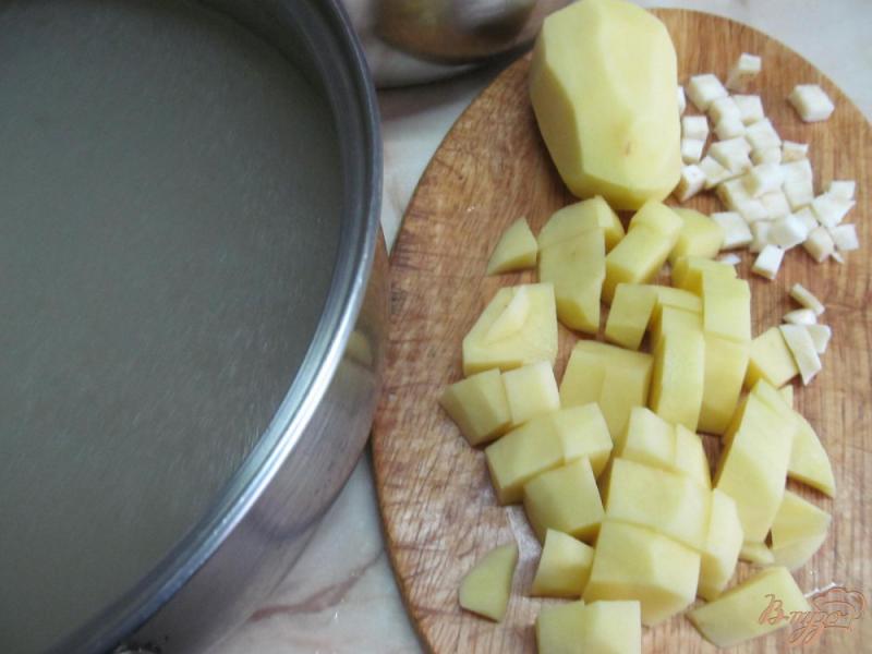 Фото приготовление рецепта: Суп с пшеном грибами и брокколи шаг №1