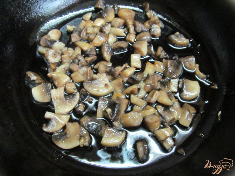 Фото приготовление рецепта: Суп с пшеном грибами и брокколи шаг №3