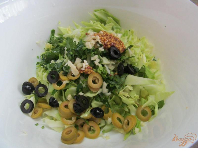Фото приготовление рецепта: Капустный салат с оливками перцем и щавелем шаг №2
