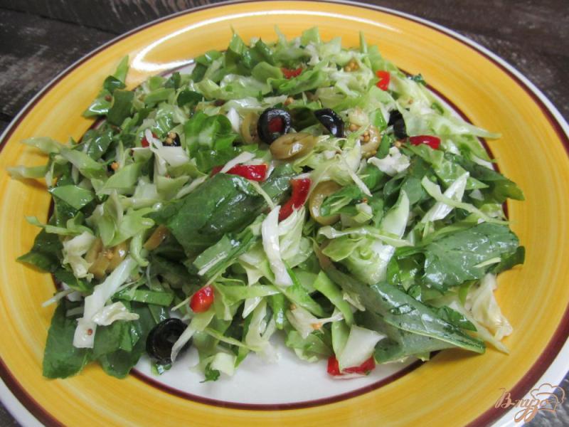 Фото приготовление рецепта: Капустный салат с оливками перцем и щавелем шаг №4