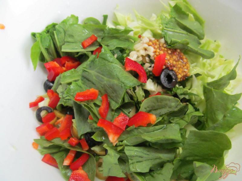 Фото приготовление рецепта: Капустный салат с оливками перцем и щавелем шаг №3