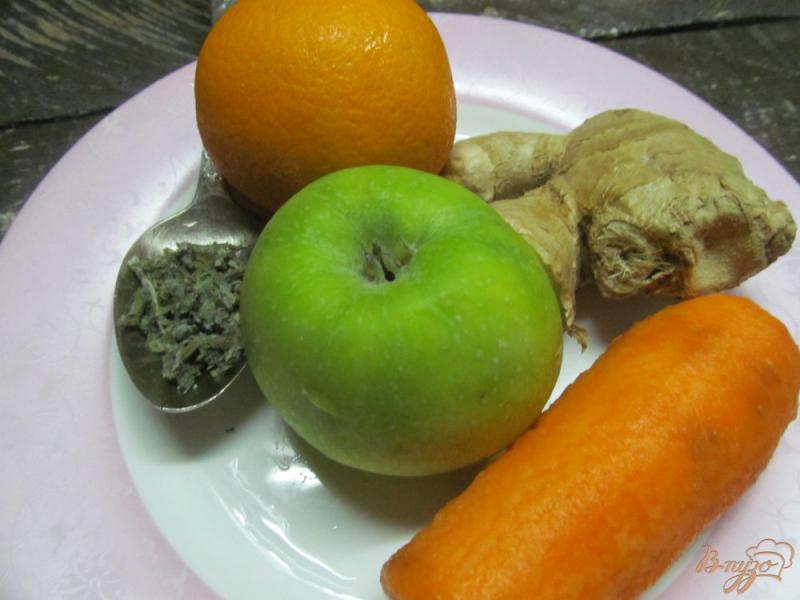Фото приготовление рецепта: Фреш из яблока имбиря мяты моркови шаг №1
