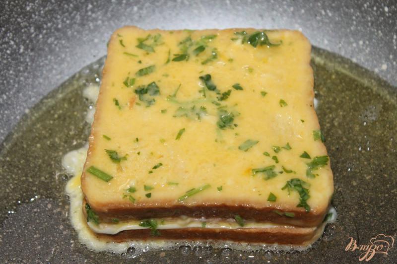 Фото приготовление рецепта: Тост с ветчиной и сыром в яичном кляре шаг №6