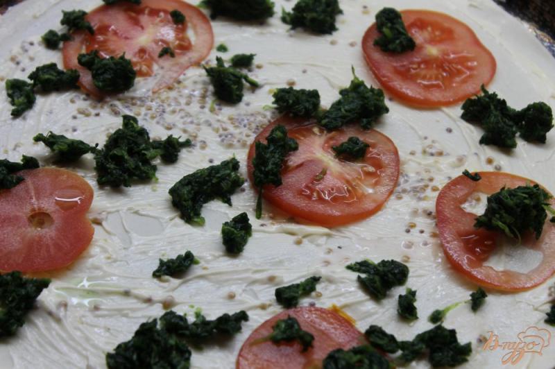 Фото приготовление рецепта: Тонкая пицца со шпинатом и фетой шаг №3